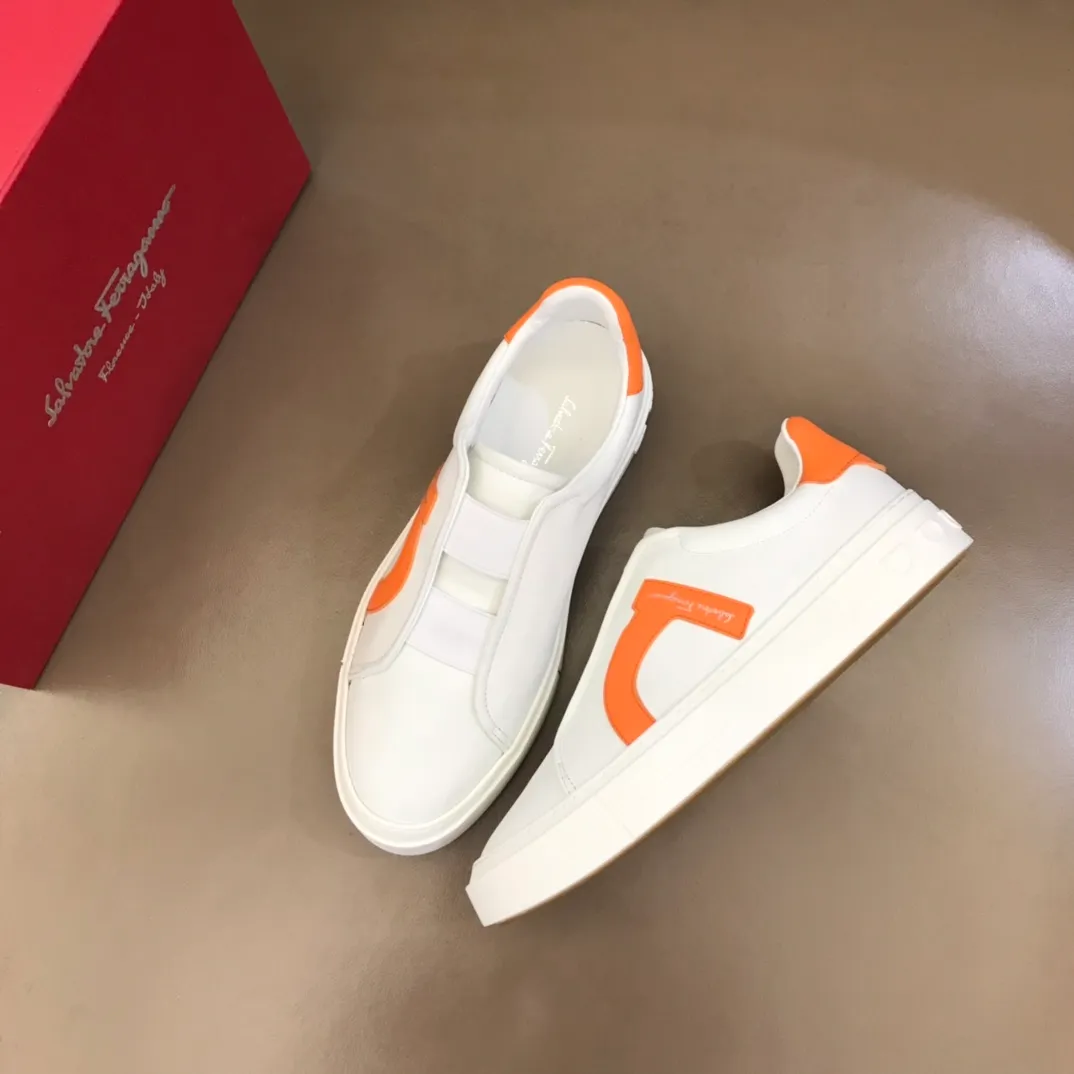 p400【Salvatore Ferraga**】New men's low-top casual shoes! Top-quality cow products, original lasts, made of imported cowhide, first-class texture, first-layer sheepskin lining! Original outsole! The details are exquisite and the style is versatile and upscale! Decorated with a three-dimensional Gancini logo, the back of the tongue and lace-up piping add a pop of color. The high-tech sole features a holographic pattern and Gancini details, making it ideal for a practical yet stylish everyday look. Code number 38-44 (45 can be customized)